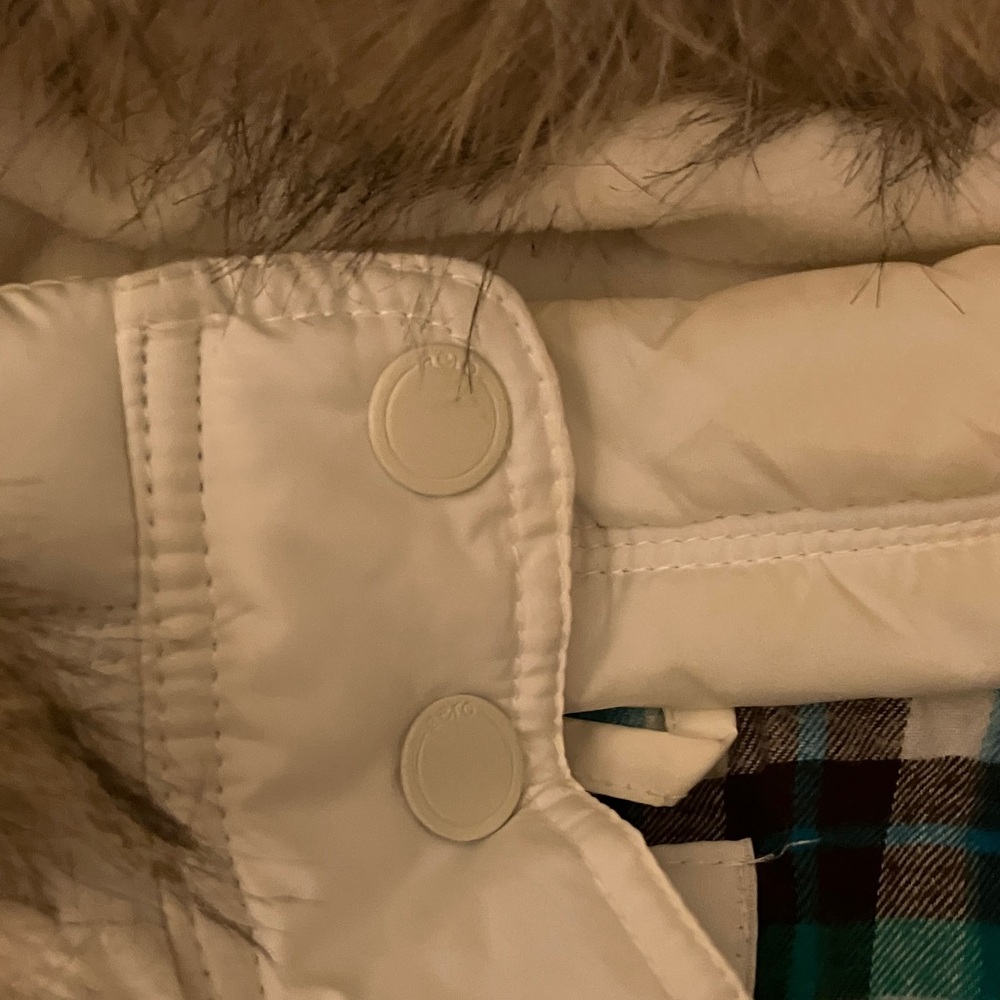 Classic Y2K White Quilted Puffer Vest with Detachable Hood and Faux Fur Trim - Picture 5 of 11